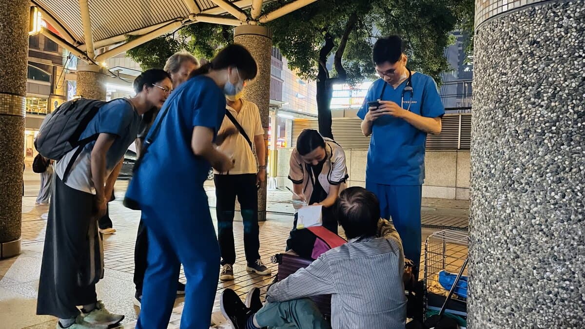 Cai Ho Health supports the late-night street home doctor action to heal the wounds of every homeless person who struggles to live
